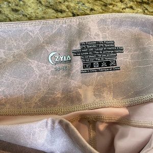 Zyia light n tight 7/8 pocket leggings size 14/16